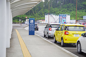 7.直進した場所にあるレンタカー乗降所よりレンタカーを受け取り出発ができます。