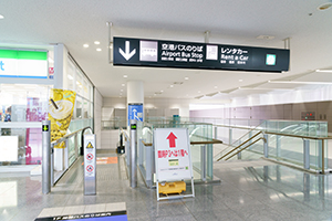 6.受付後、レンタカーカウンターの右手にあるエスカレーターで1階まで降ります。