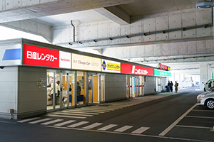8.レンタカー営業所前の駐車場で、直接車を受け取れます。