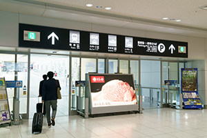 3.左手の出入口から外に出ます。