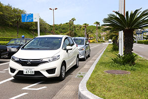 ４.タクシーレーンにレンタカーが用意されており、直接空港から出発できます。なお、日産レンタカーのみ営業所へ送迎後の受け渡しとなります。