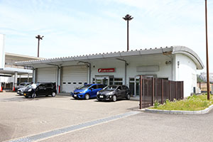 6.空港隣接の営業所で直接レンタカーを受け取れます。返却もできるので、送迎時間がかからず便利です。