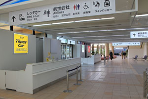 3.【国内線をご利用の場合】予約したレンタカーカウンターで受付を行ってください。