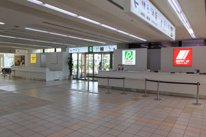 4.【国内線をご利用の場合】カウンタースタッフがレンタカー貸出駐車場までご案内します。2番出口より外に出てください。