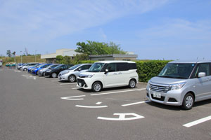 8.【国内線をご利用の場合】「レンタカー」と書かれているエリアから直接レンタカーを受け取り、返却を行うことができます。