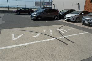 5.出口から徒歩すぐの場所にある駐車場から直接レンタカーを借りることができます。