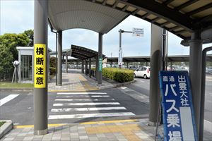 3.出口から左、タクシー乗り場方向へ直進、横断歩道の手前にレンタカーバス乗り場があります。
