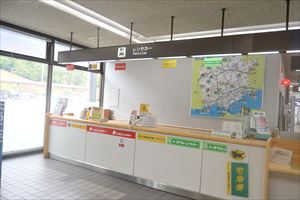 2.各レンタカー受付カウンターは国内線到着口の正面にあります。