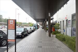 4.出口を出て右折、直進します。