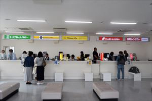 3.空港ビルアネックス内に全社のレンタカー受付カウンターが集合しています。