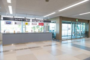 4.レンタカーカウンター隣の出口から外に出ます。