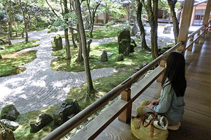 縁側で景色を眺める女性