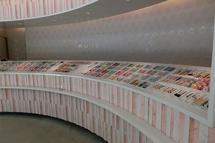 桜色の社務所の店内