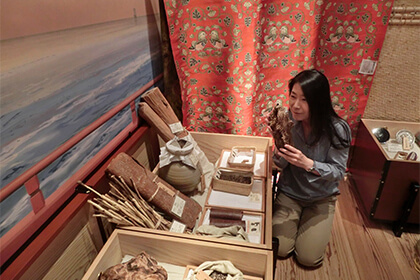 小道具で遊ぶ女性