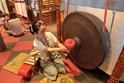 展示について解説するスタッフ