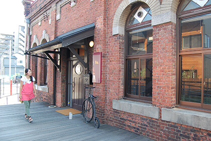 Café de Briqueの外観と女性
