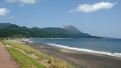海辺の火山とワイルドな温泉を目指して函館から恵山へ～火山を歩き、海に沈む温泉と間歇泉と足湯を堪能～