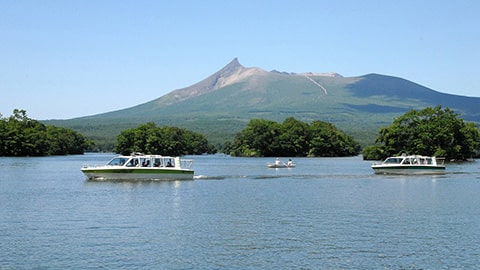 函館から美しい湖沼が広がる大沼公園へドライブ～散策とボートを楽しみ、地元食材のグルメとスイーツを満喫する旅～