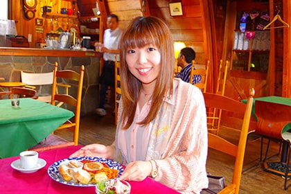 カントリーキッチンWALD(バルト)で食事をする女性