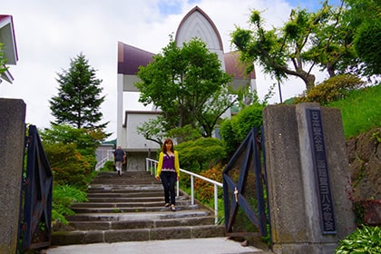 聖ヨハネ教会を歩く女性
