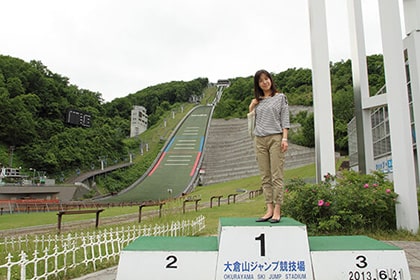 ジャンプ競技場の表彰台に乗る女性