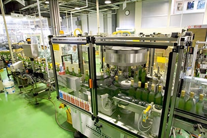 おたるワインギャラリーの瓶詰ラインを見学