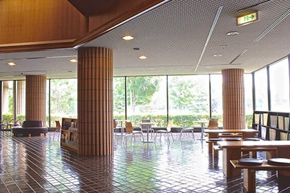 北海道立旭川美術館のロビー