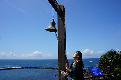 吉鐘を鳴らす女性