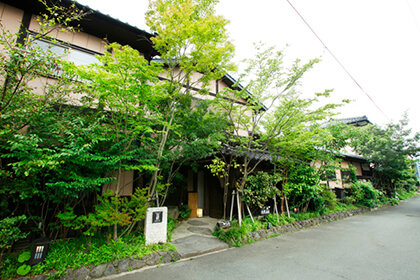内牧温泉街の中心部にある古民家風の建物