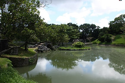 池のある庭園