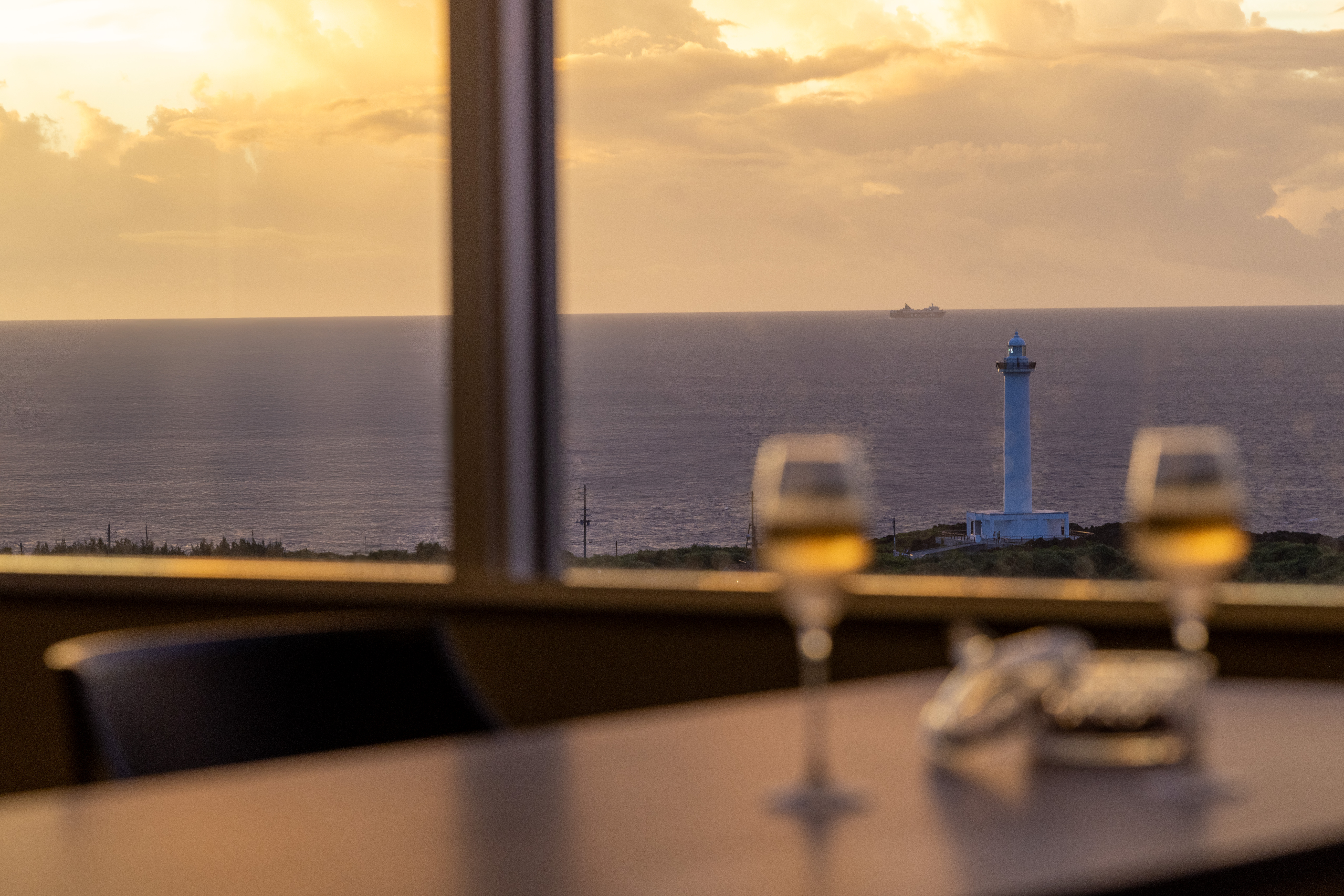 エグゼクティブラウンジから残波岬灯台