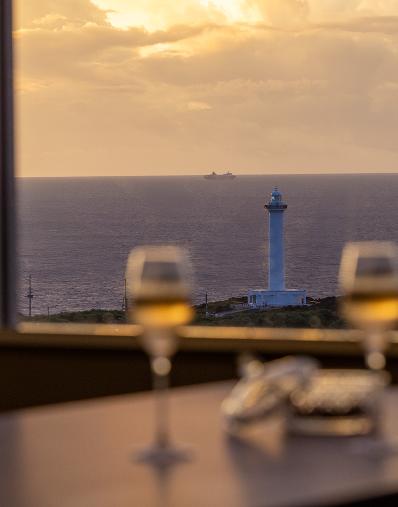 エグゼクティブラウンジから残波岬灯台