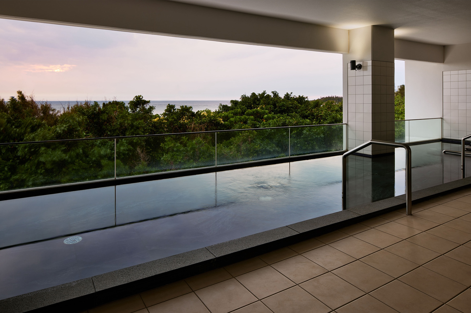 残波岬の自然を臨む展望風呂