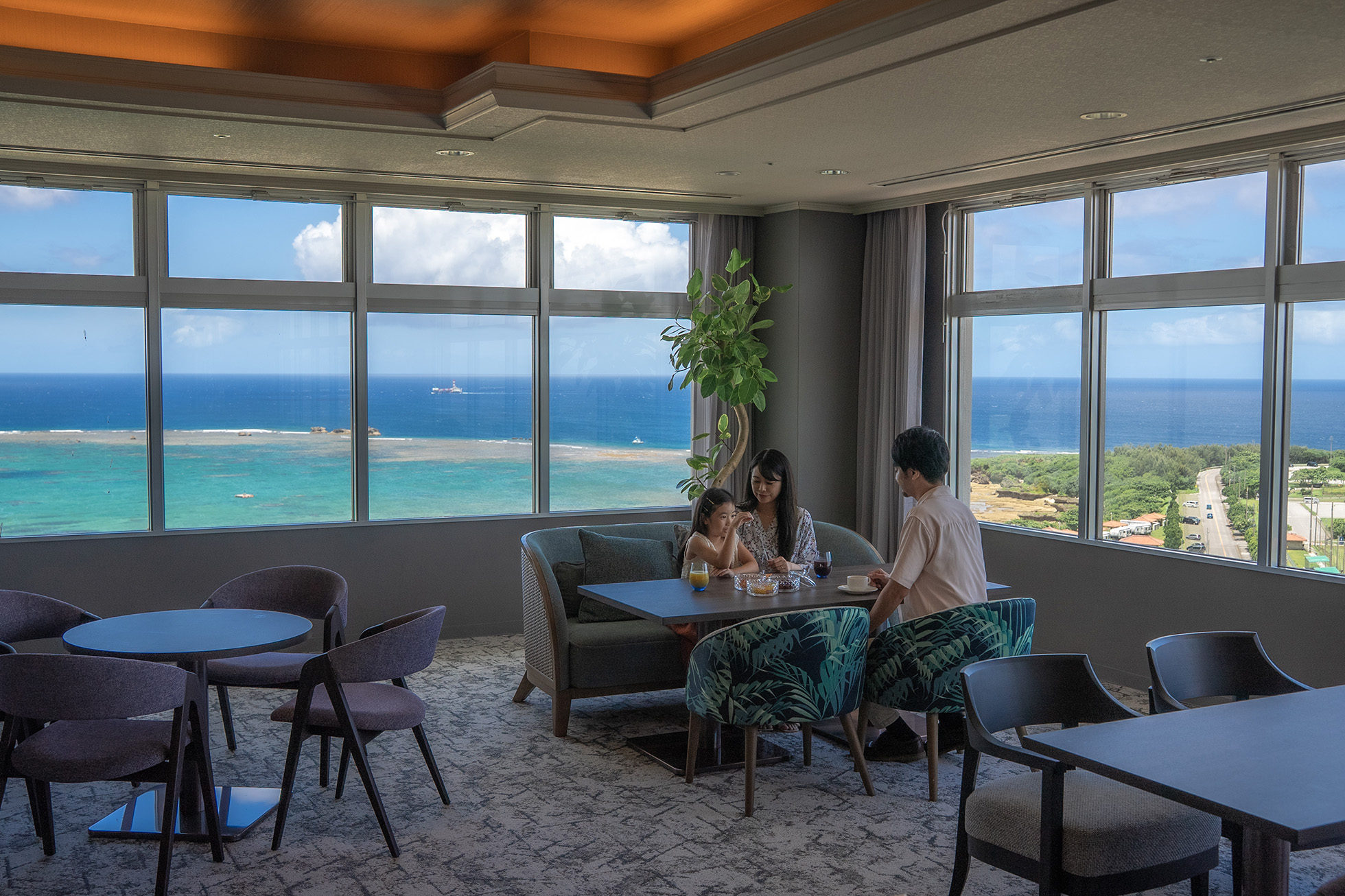 残波岬の絶景を臨むエグゼクティブラウンジ