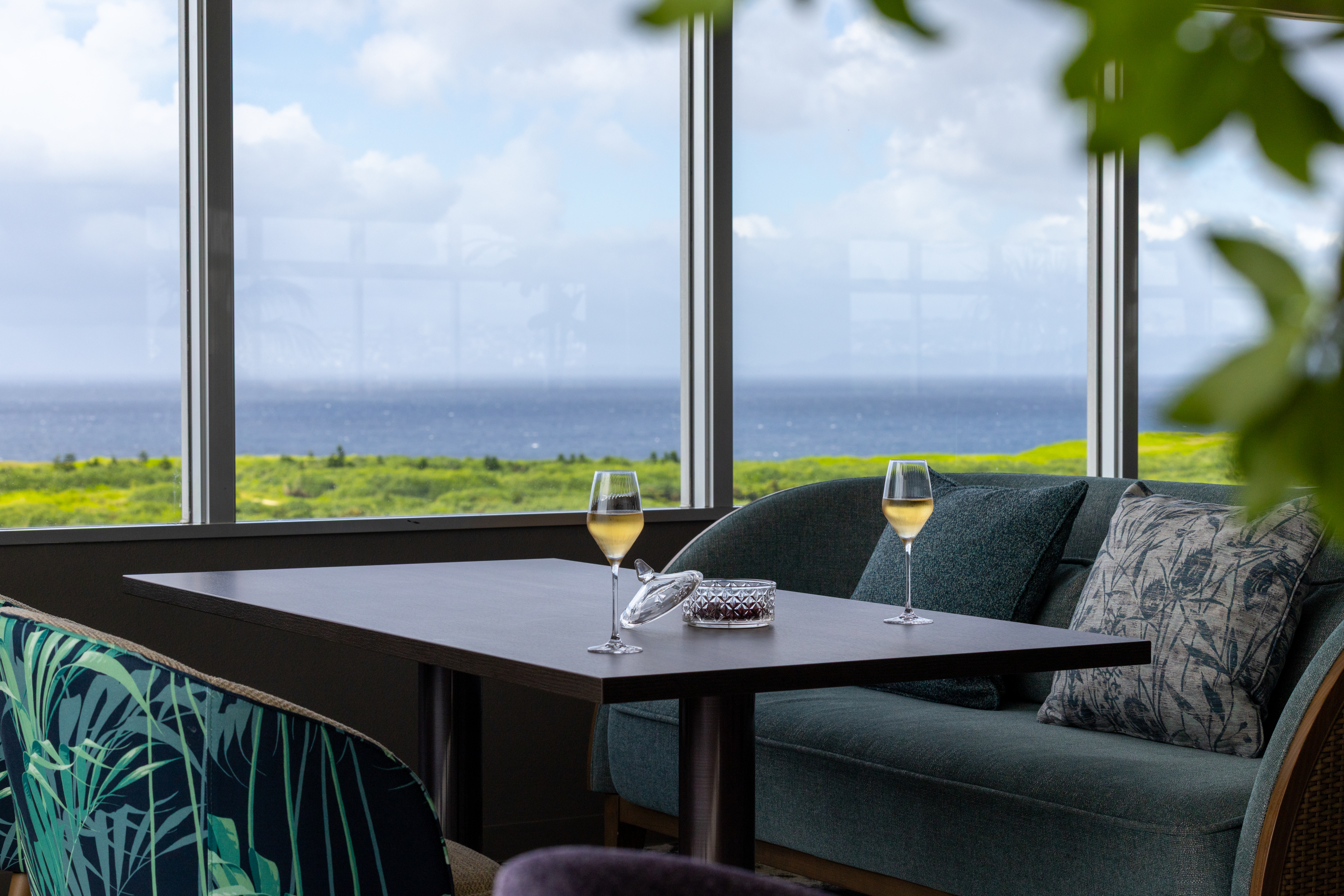 海と空を一望できるエグゼクティブラウンジ