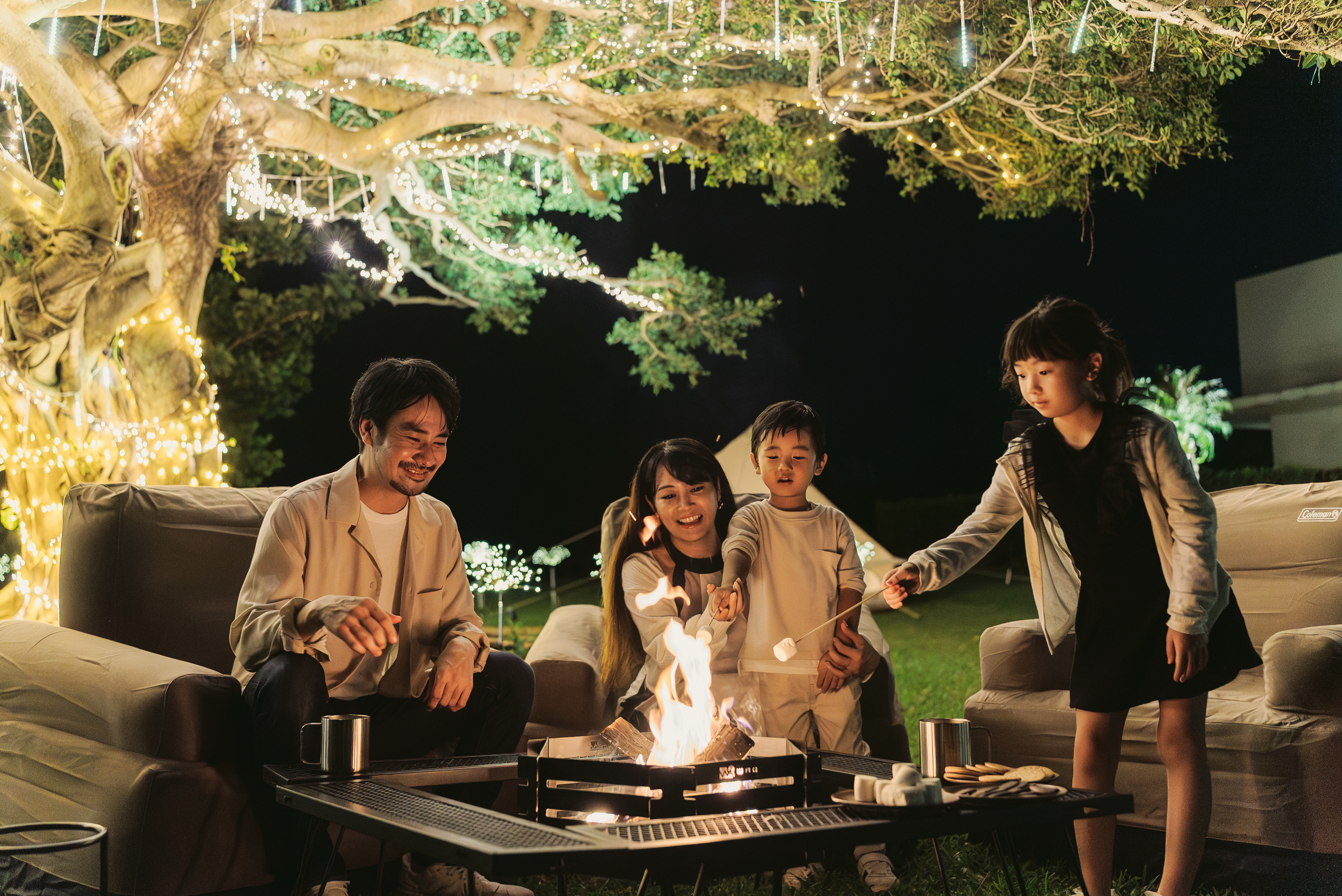 イルミネーションの下でスモア作り体験