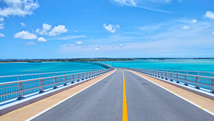 オープンカーで爽快ドライブ