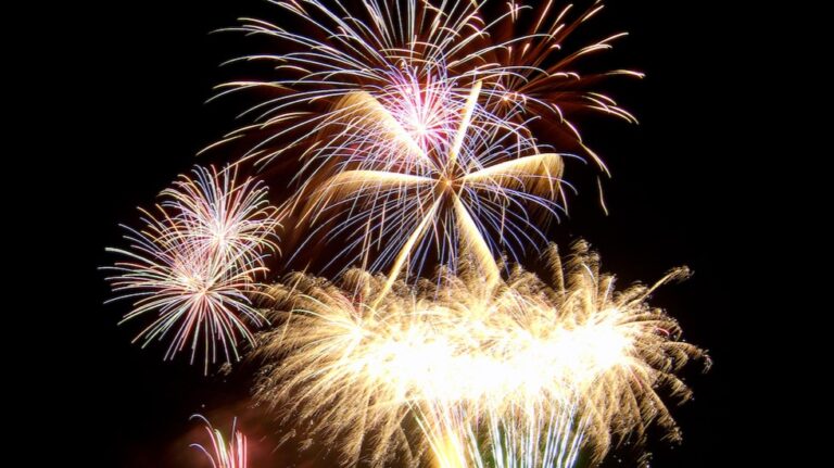 夜空を彩る冬の風物詩「阿寒湖氷上フェスティバルICE・愛す・阿寒 冬華美」が開催!