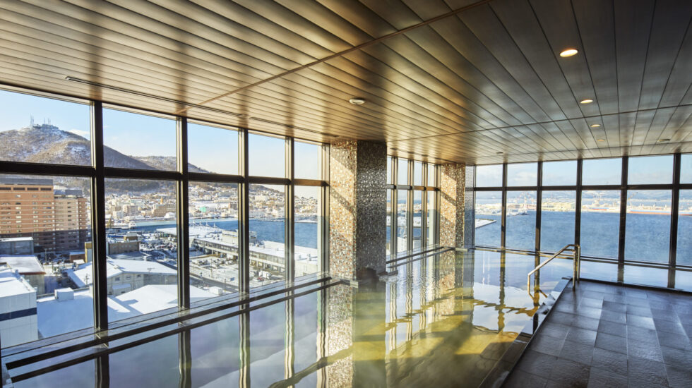 本館13階、天然温泉展望大浴場「汐見の湯」