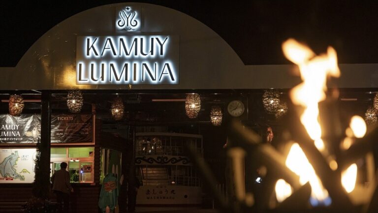 幻想的なカムイの世界を体験!阿寒湖の森ナイトウォーク KAMUY LUMINA(カムイ ルミナ)