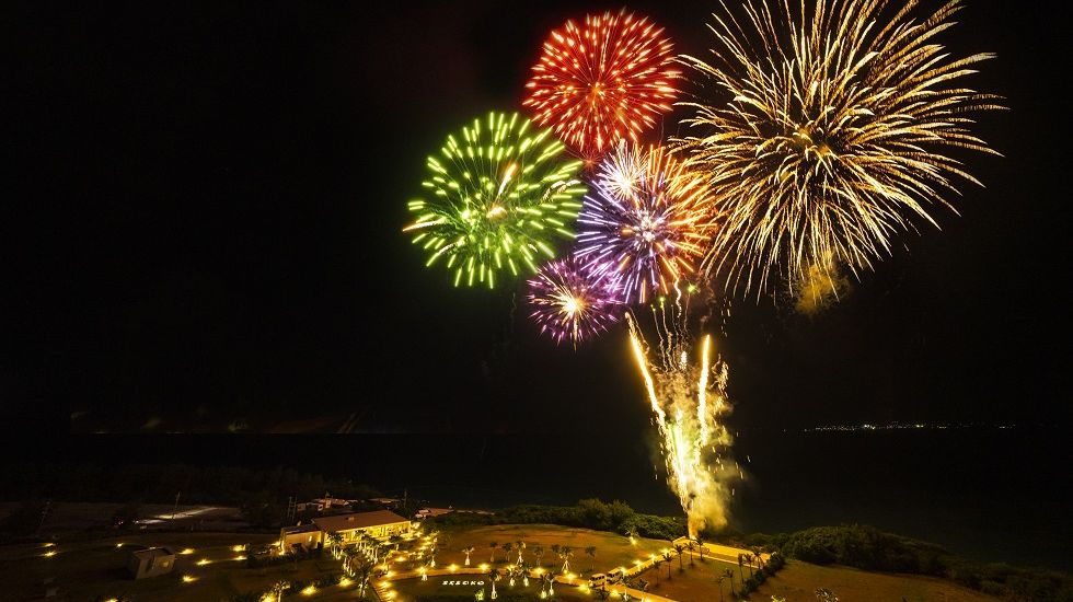 瀬底の夜空に広がる大輪の花火を満喫！