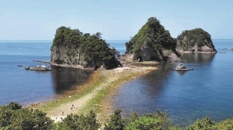 堂ヶ島の「三四郎島」でトンボロ観光
