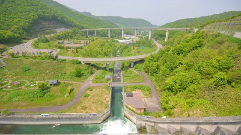 朝里スカイループ｜ぐるりと円を描く北海道初のループ橋は、絶景写真スポット！