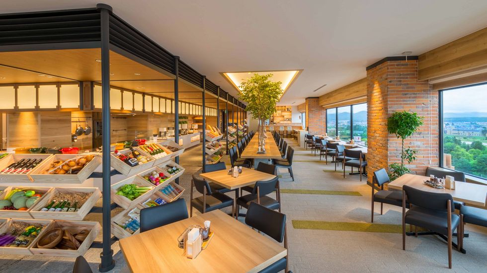 最上階のパノラマビューと"北海道ならでは"の料理を味わう