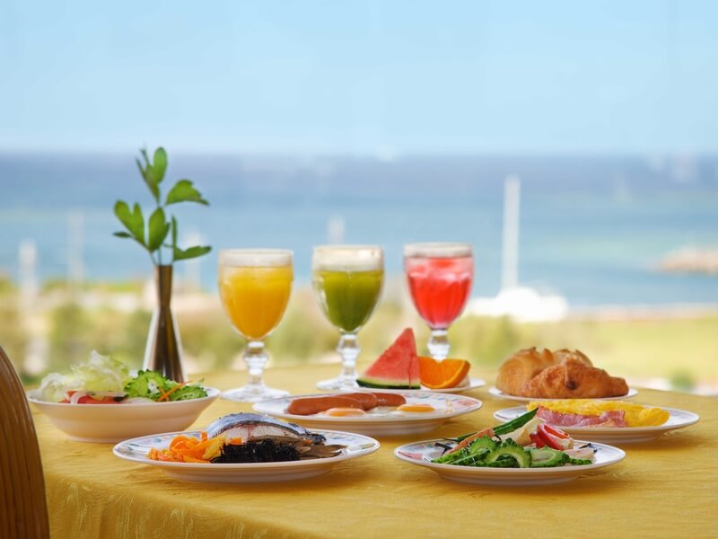 海を見渡す会場で味わう、島野菜をふんだんに使用した朝食