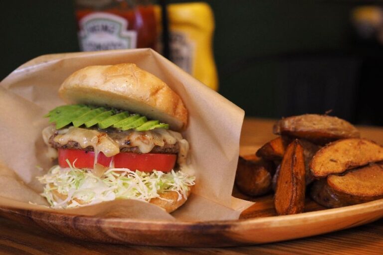 Hydune（ハイドゥン）｜洞爺のおいしさをガブリ。自家製バンズと焼きたてパテのボリュームハンバーガー