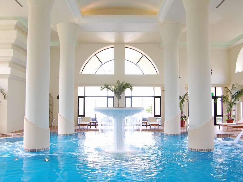 陽光あふれる屋内のリラクゼーションプール