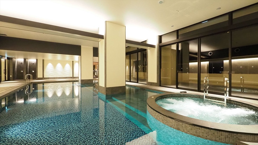 ジェットバブル付きのジャグジーが完備された屋内プール