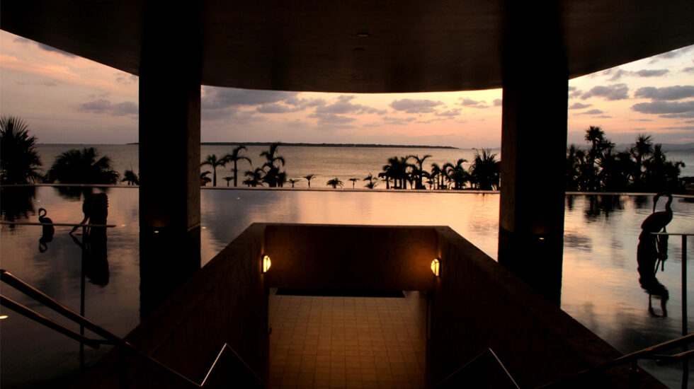 オーシャンズウイングのロビーからの夕景