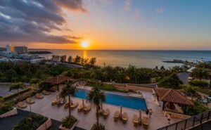 海を望むインフィニティプール